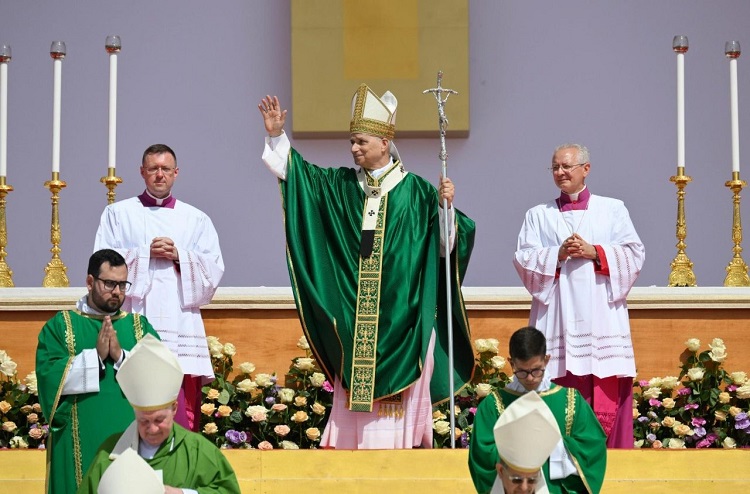 El Papa, a los jóvenes: 'Aspiren a la santidad, no se conformen con menos'