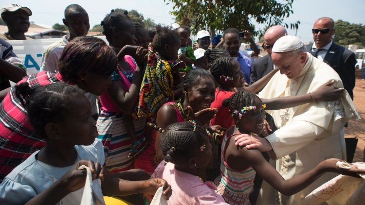 El Papa alentó a traducir los "sueños africanos" en realidad El Papa alentó a traducir los "sueños africanos" en realidad
