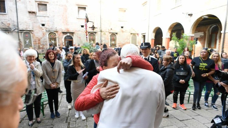 El Papa anima a las reclusas al inicio de su visita a Venecia El Papa anima a las reclusas al inicio de su visita a Venecia