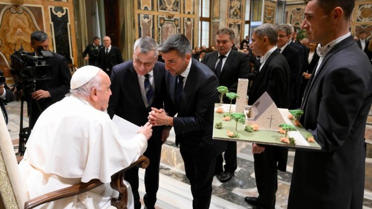 El Papa anima a los artistas a construir paz y esperanza a través de sus obras El Papa anima a los artistas a construir paz y esperanza a través de sus obras
