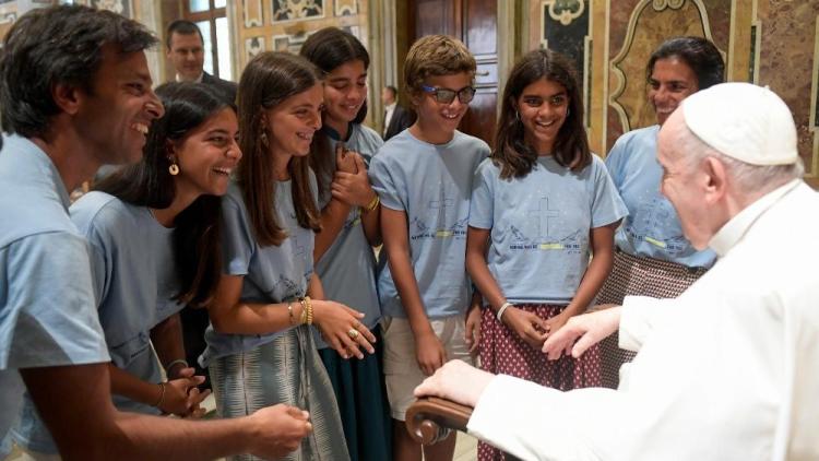 El Papa a los jóvenes: "trabajen en equipo" en una época de virtualidad y soledad El Papa a los jóvenes: "trabajen en equipo" en una época de virtualidad y soledad