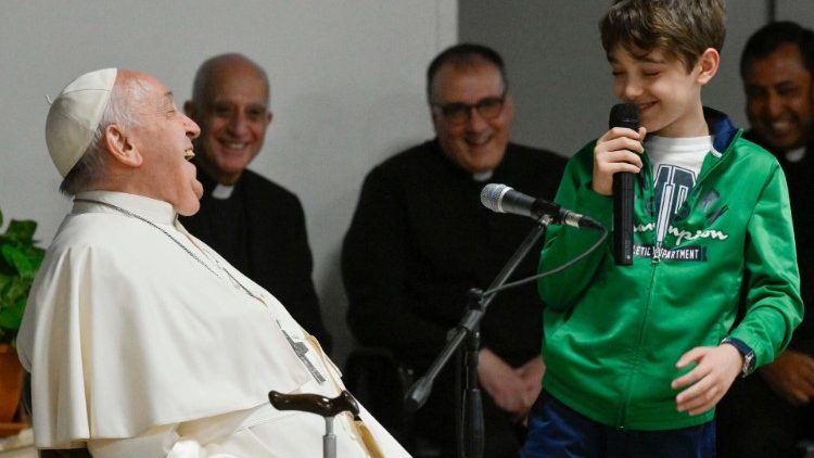 El Papa anima a los niños a acudir a Dios en la oración El Papa anima a los niños a acudir a Dios en la oración