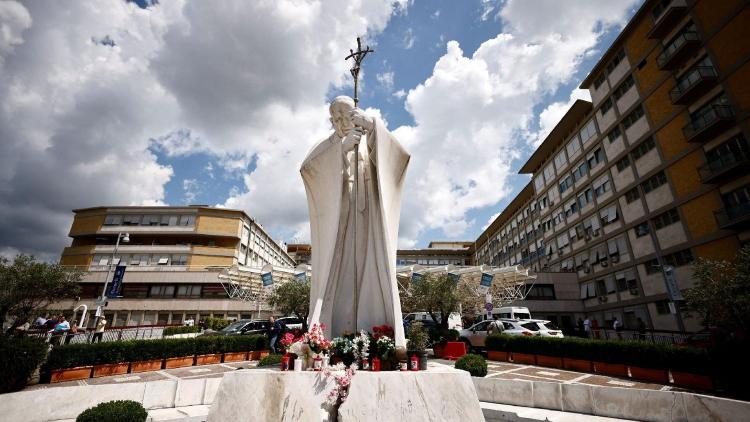 El Papa durmió bien durante la noche tras dos insuficiencias respiratorias El Papa durmió bien durante la noche tras dos insuficiencias respiratorias