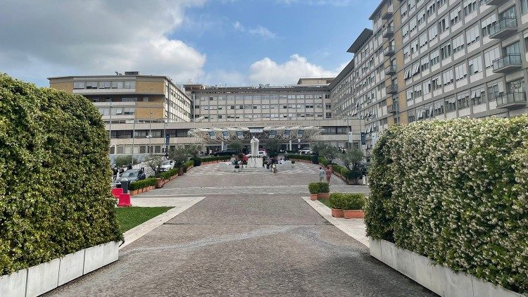 El Papa continúa en el Gemelli con la fisioterapia respiratoria El Papa continúa en el Gemelli con la fisioterapia respiratoria