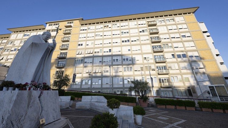 Tras la operación el Papa se encuentra en buen estado general Tras la operación el Papa se encuentra en buen estado general