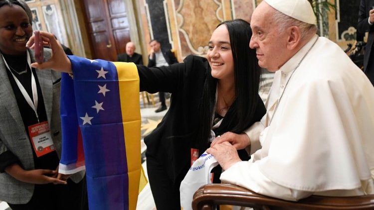 El Papa Francisco invita a los jóvenes a la 'alegría y la autenticidad' El Papa Francisco invita a los jóvenes a la 'alegría y la autenticidad'