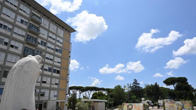 El Papa sigue el tratamiento tras una noche tranquila en el hospital El Papa sigue el tratamiento tras una noche tranquila en el hospital
