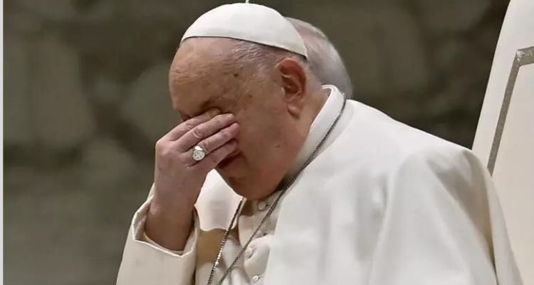 El Papa, internado en el hospital Gemelli 'para tratar su bronquitis' El Papa, internado en el hospital Gemelli 'para tratar su bronquitis'