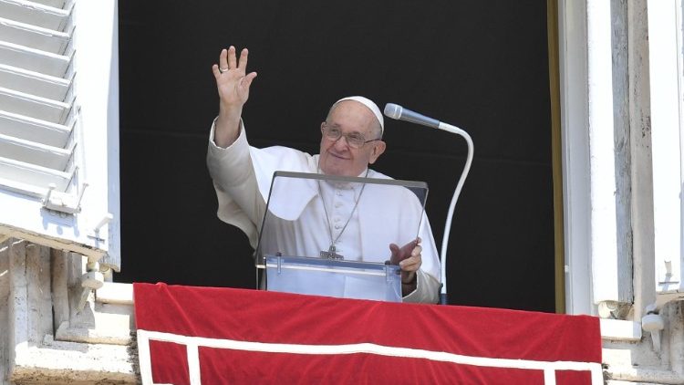El Papa: la vida de María está marcada por el servicio y la alabanza El Papa: la vida de María está marcada por el servicio y la alabanza