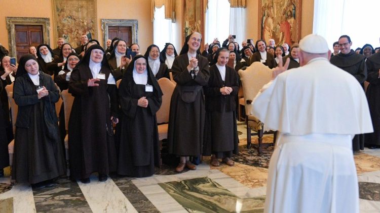El Papa: 'La vocación contemplativa, fuego que calienta a la Iglesia y al mundo' El Papa: 'La vocación contemplativa, fuego que calienta a la Iglesia y al mundo'