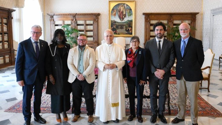 El papa León XIV se reúne con víctimas de abusos y activistas