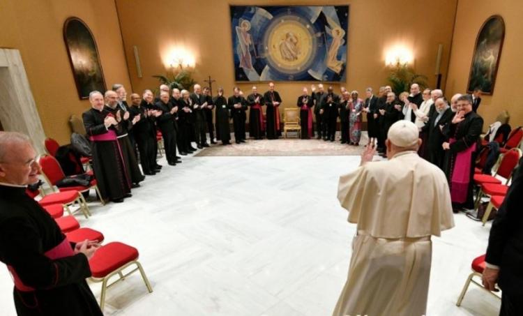 El Papa llama a reflexionar sobre la dimensión femenina de la Iglesia El Papa llama a reflexionar sobre la dimensión femenina de la Iglesia