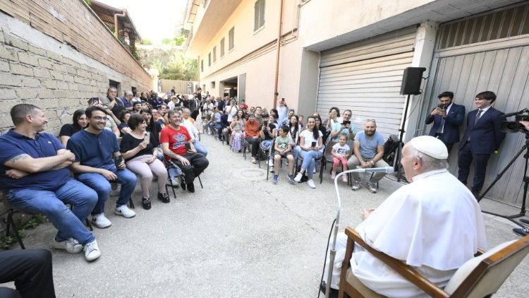 El Papa lleva su 'escuela de oración' al garaje de un barrio periférico de Roma El Papa lleva su 'escuela de oración' al garaje de un barrio periférico de Roma