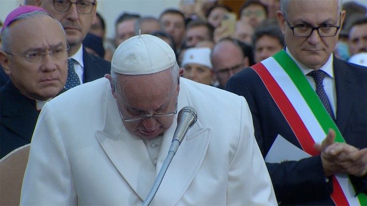 El Papa lloró por Ucrania a los pies de la Inmaculada El Papa lloró por Ucrania a los pies de la Inmaculada
