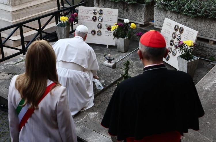 Fieles Difuntos: 'La Caridad vence a la muerte', afirmó el Papa