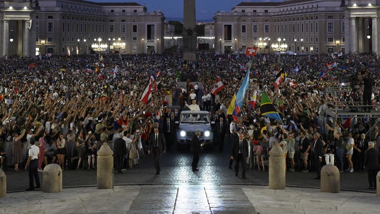 El Papa pide a los jóvenes ser 'signos de esperanza' e invocar la paz en el mundo
