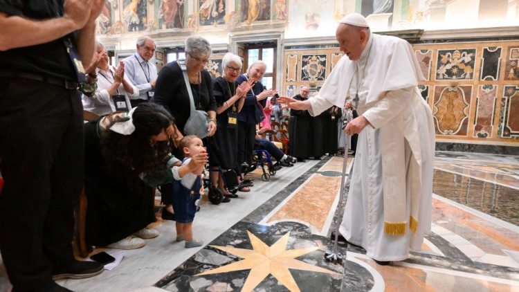 El Papa pide consideración con los que buscan hospitalidad y privilegiar a los pobres El Papa pide consideración con los que buscan hospitalidad y privilegiar a los pobres