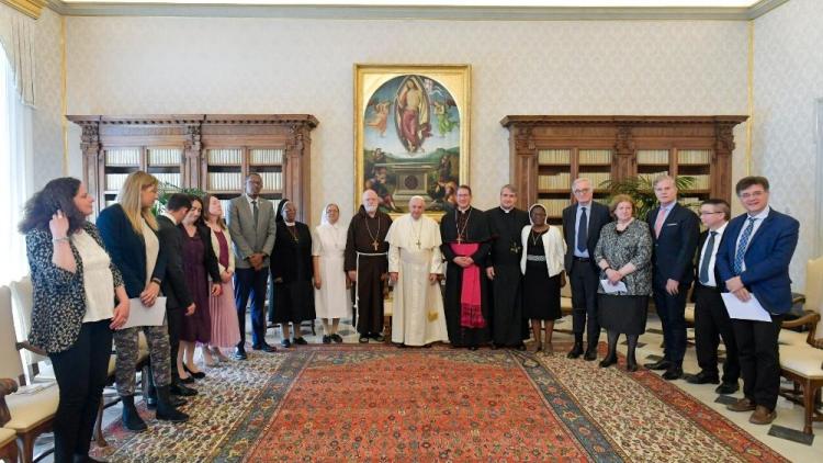 El Papa pidió acompañar a víctimas de abusos en el camino de curación y de justicia El Papa pidió acompañar a víctimas de abusos en el camino de curación y de justicia