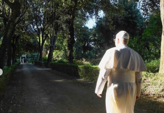 El Papa regresó a Castel Gandolfo para una breve visita