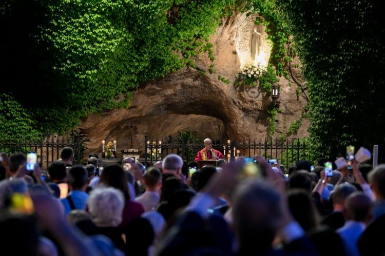 En la clausura del Mes Mariano, el Papa invita a caminar con la Virgen En la clausura del Mes Mariano, el Papa invita a caminar con la Virgen