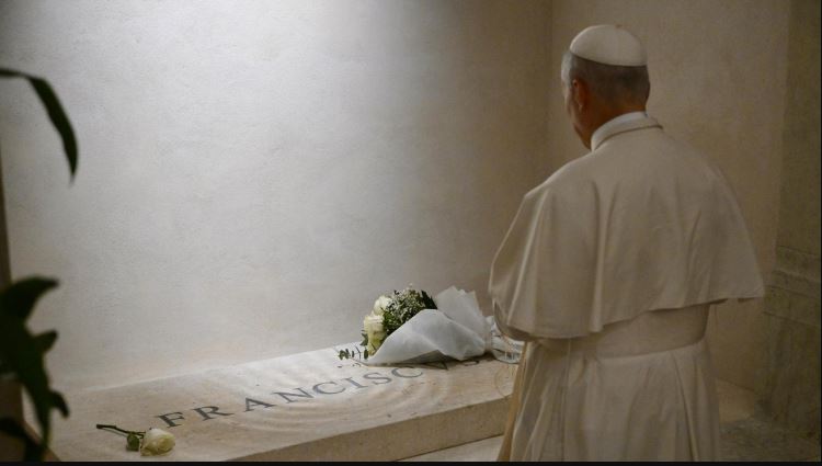 El Papa rezó ante la tumba de Francisco