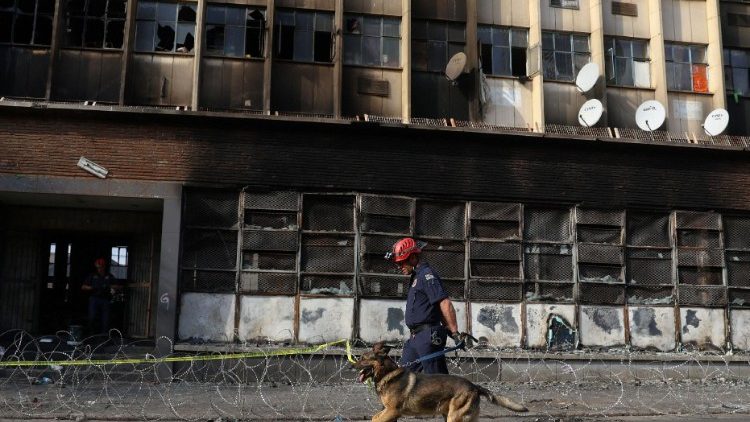 El Papa rezó por las decenas de víctimas del incendio de Johannesburgo El Papa rezó por las decenas de víctimas del incendio de Johannesburgo