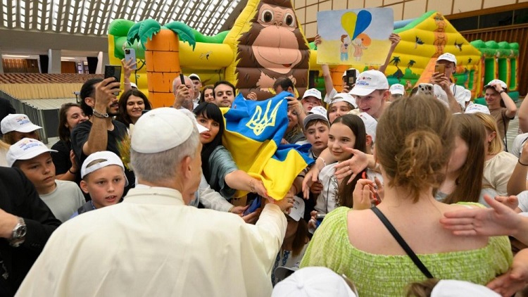 El Papa se encuentra con 300 niños ucranianos a los que le habló de paz El Papa se encuentra con 300 niños ucranianos a los que le habló de paz