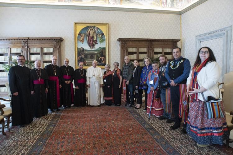 El Papa se reunió con indígenas del Canadá para empezar un proceso de reconciliación El Papa se reunió con indígenas del Canadá para empezar un proceso de reconciliación