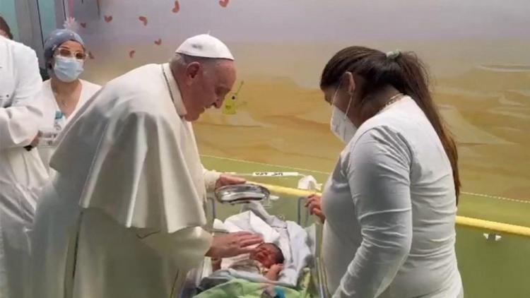 El Papa visitó a niños y bautizó a un bebé en el Hospital Gemelli El Papa visitó a niños y bautizó a un bebé en el Hospital Gemelli