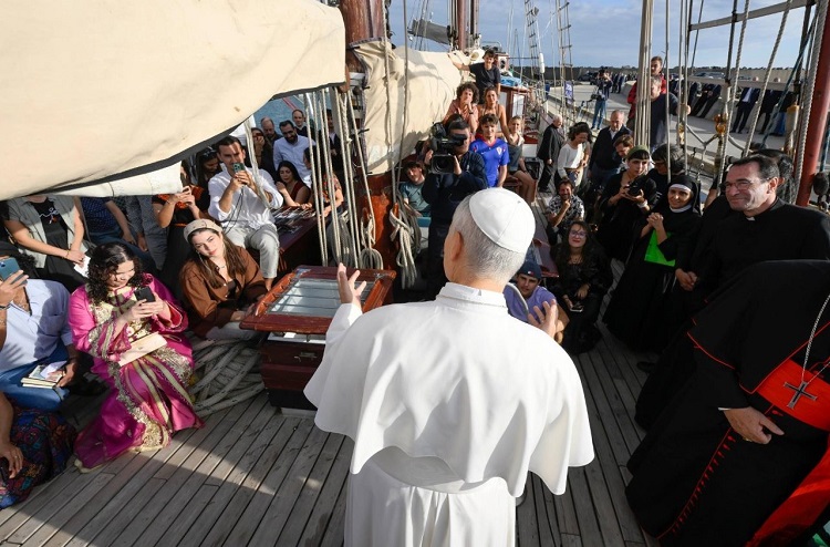 El Papa visitó a los jóvenes del 'Velero de la Paz' en el puerto de Ostia
