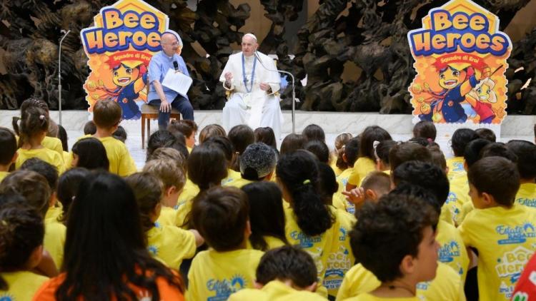 El Papa visitó a los niños que participan de la Colonia de Vacaciones en el Vaticano El Papa visitó a los niños que participan de la Colonia de Vacaciones en el Vaticano