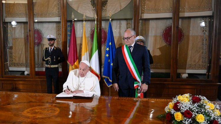 El Papa visitó el Ayuntamiento romano El Papa visitó el Ayuntamiento romano