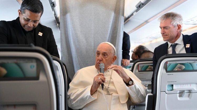 El Papa, a los periodistas en el vuelo hacia Roma: 'La guerra es inmoral' El Papa, a los periodistas en el vuelo hacia Roma: 'La guerra es inmoral'