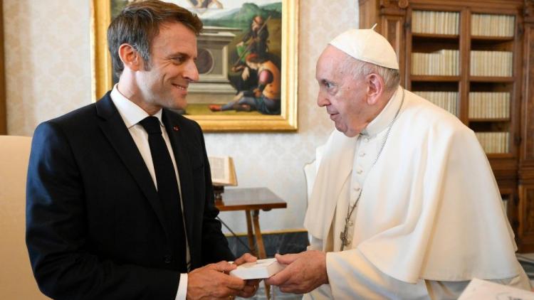 El Papa y Macron conversan durante una hora sobre la paz mundial El Papa y Macron conversan durante una hora sobre la paz mundial