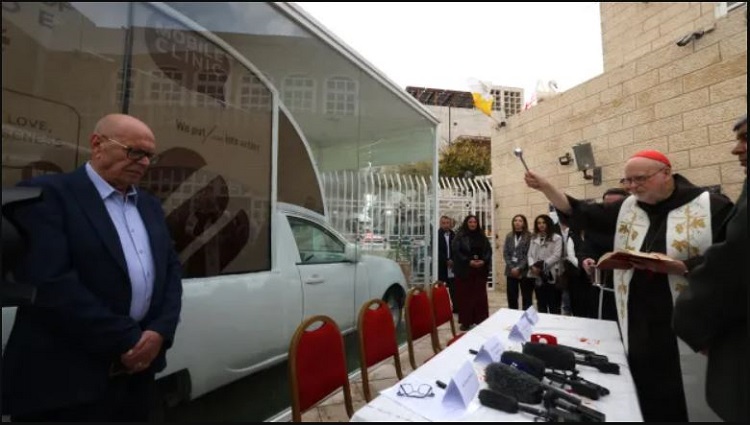 El papamóvil convertido en clínica sanitaria llegó finalmente a Gaza