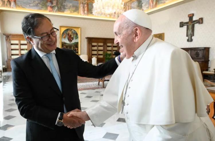 Petro propuso al Papa una ronda de negociaciones con el ELN en el Vaticano Petro propuso al Papa una ronda de negociaciones con el ELN en el Vaticano