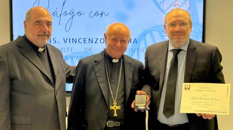 El Vaticano distinguió al rabino Fishel Szlajen por sus avances en bioética El Vaticano distinguió al rabino Fishel Szlajen por sus avances en bioética