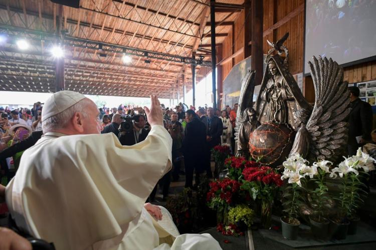 En Canadá, el Papa bendijo una escultura de la Virgen Desatanudos En Canadá, el Papa bendijo una escultura de la Virgen Desatanudos