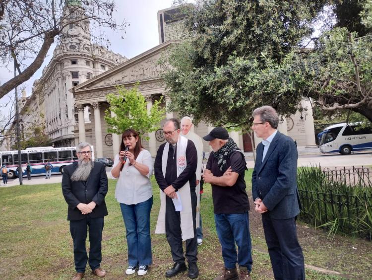 En la Plaza de Mayo rezaron por la paz En la Plaza de Mayo rezaron por la paz
