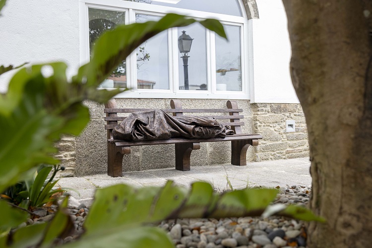 España: Inauguran la escultura 'Jesús sin hogar' en Santiago de Compostela
