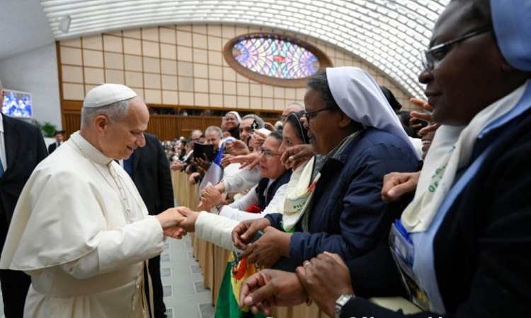 'Estén arraigados en el Señor', animó el Papa a los consagrados