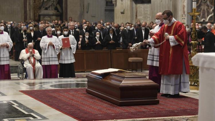 Exequias del Card. Sodano: "Creyó firmemente en Cristo y lo siguió fielmente" Exequias del Card. Sodano: "Creyó firmemente en Cristo y lo siguió fielmente"