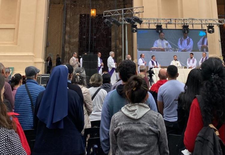 Fieles argentinos celebran los 12 años del pontificado de Francisco Fieles argentinos celebran los 12 años del pontificado de Francisco