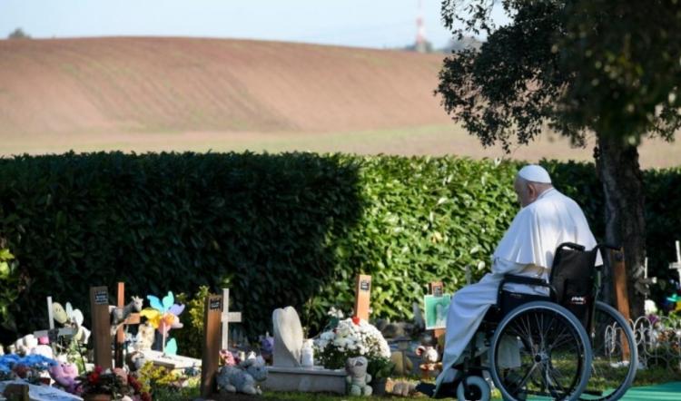 Fieles Difuntos: oración en silencio del Papa en el cementerio Laurentino Fieles Difuntos: oración en silencio del Papa en el cementerio Laurentino