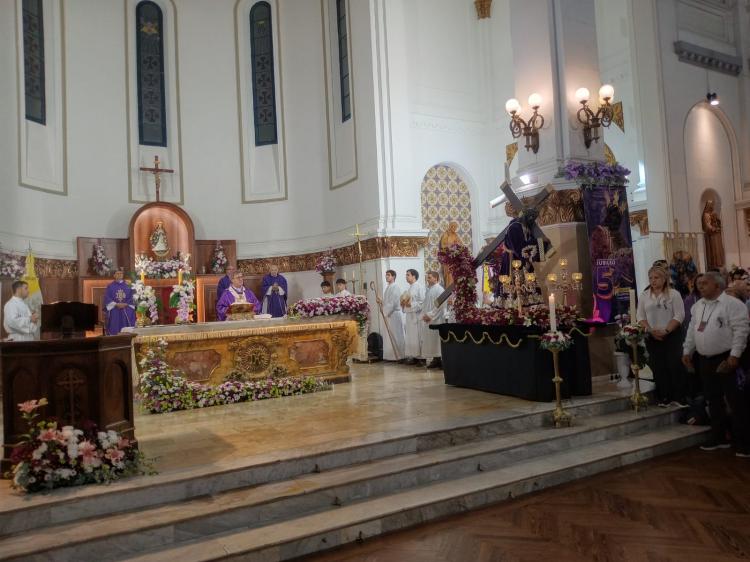 Fieles venezolanos colmaron la parroquia de Caacupé para honrar al Nazareno Fieles venezolanos colmaron la parroquia de Caacupé para honrar al Nazareno