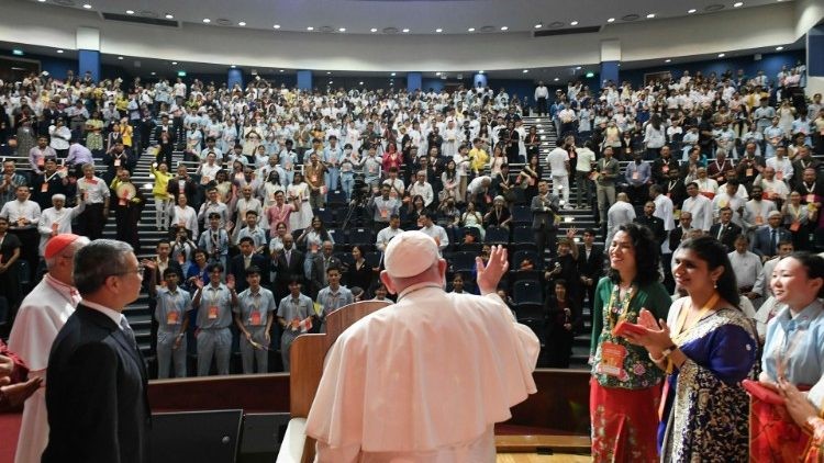 Francisco, a jóvenes de Singapur: 'Valor para seguir adelante y dialogar por el respeto' Francisco, a jóvenes de Singapur: 'Valor para seguir adelante y dialogar por el respeto'