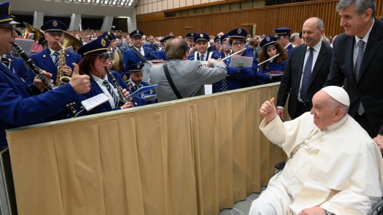 Francisco a los fieles de Milán: 'Caminar juntos anteponiendo el amor' Francisco a los fieles de Milán: 'Caminar juntos anteponiendo el amor'