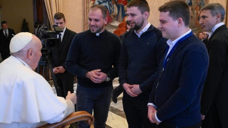 Francisco, a un grupo de oblatos: 'La fraternidad se construye con una forma concreta de vida' Francisco, a un grupo de oblatos: 'La fraternidad se construye con una forma concreta de vida'