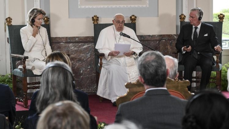 Francisco: 'Abusos, un crimen del que la Iglesia debe avergonzarse y pedir perdón' Francisco: 'Abusos, un crimen del que la Iglesia debe avergonzarse y pedir perdón'