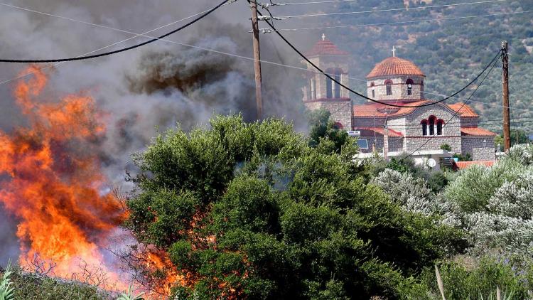 Francisco, cercano a los griegos e italianos afectados por incendios y tormentas Francisco, cercano a los griegos e italianos afectados por incendios y tormentas